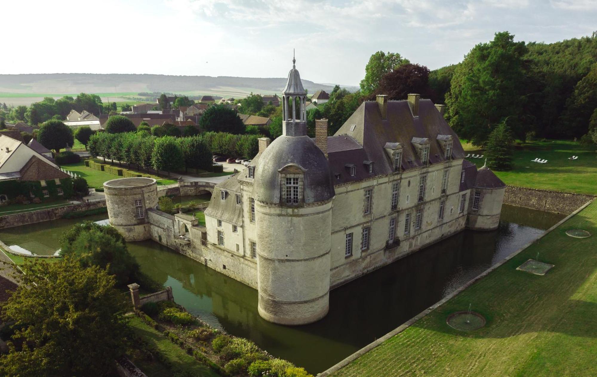 Le Chateau D'Etoges Luaran gambar