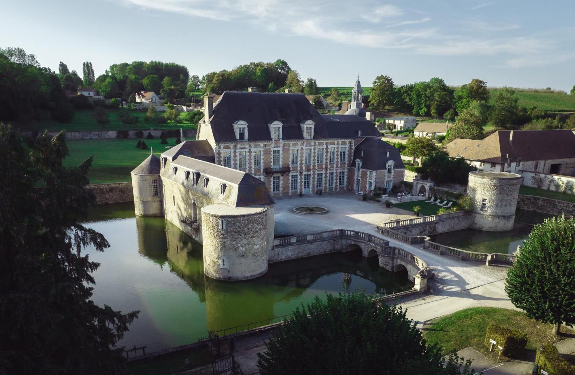 Le Chateau D'Etoges Luaran gambar